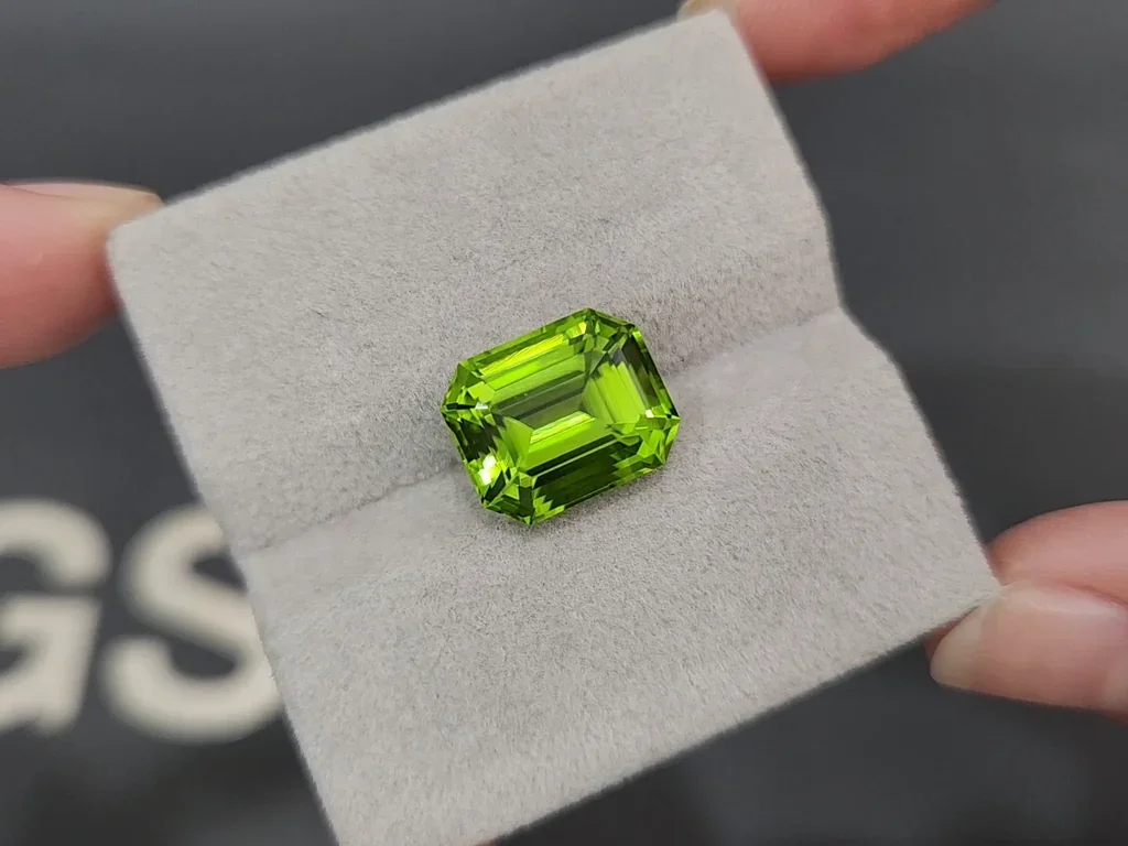 Péridot jaune vert taille octogonale 8,00 ct Pakistan  Image №4