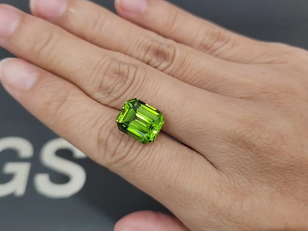 Péridot jaune vert taille octogonale 8,00 ct Pakistan  Image №2