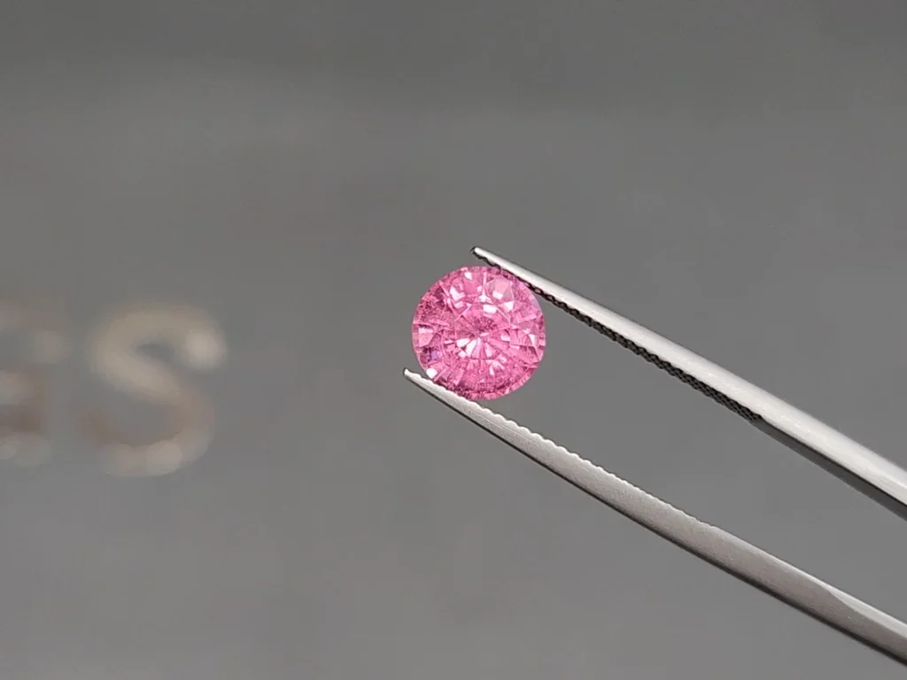 Espinela Mahenge con efecto seda rutilado, talla redonda 2,58 carats, Tanzania Image №3