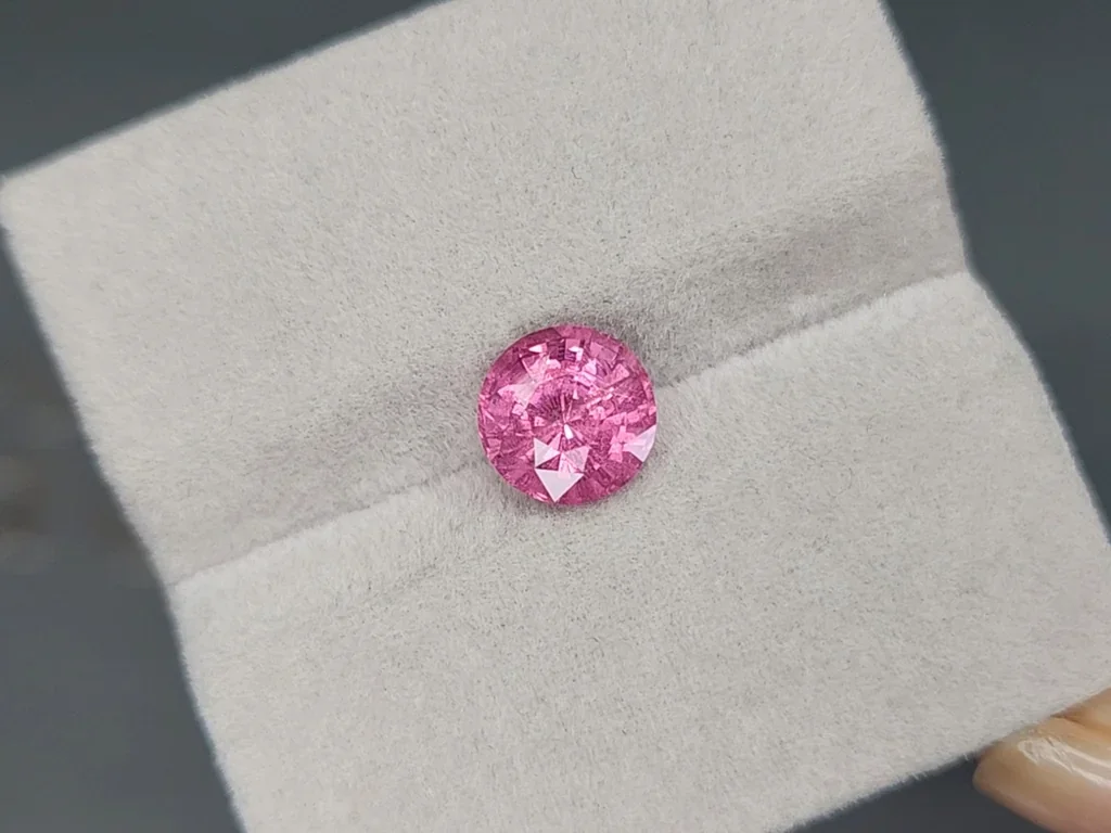 Espinela Mahenge con efecto seda rutilado, talla redonda 2,58 carats, Tanzania Image №4