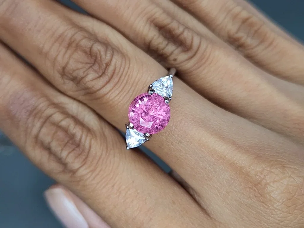 Espinela Mahenge con efecto seda rutilado, talla redonda 2,58 carats, Tanzania Image №5