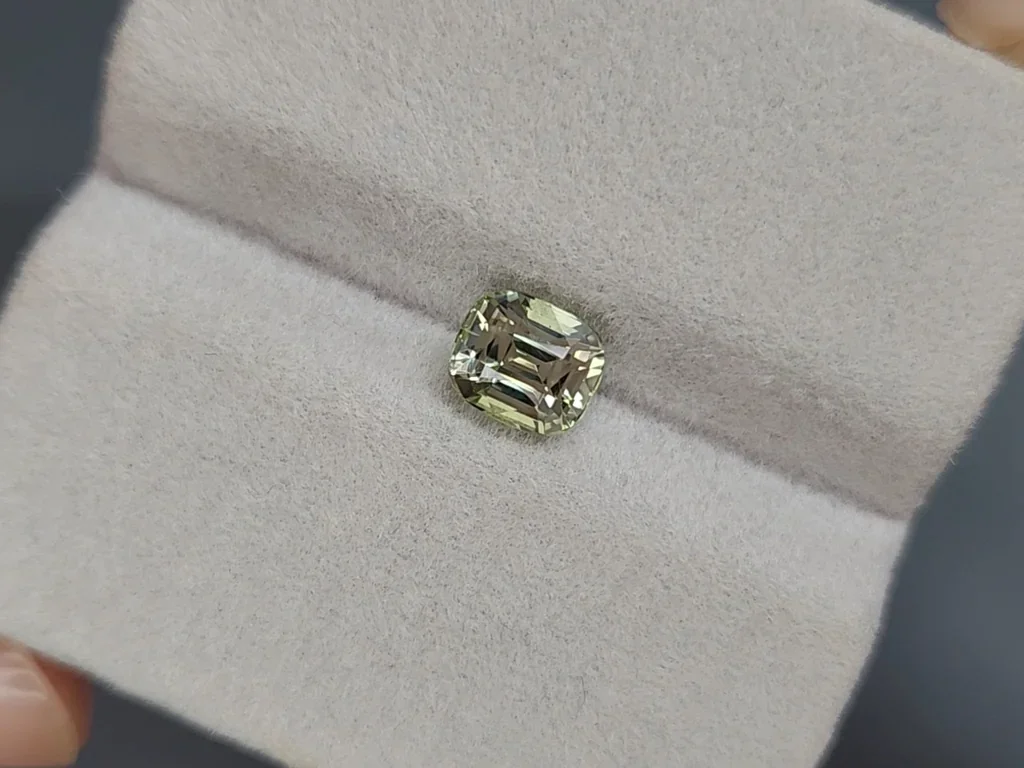 Vanadiumhaltiger chrysoberyll im kissenschliff von 1,52 karats, Madagaskar Image №4
