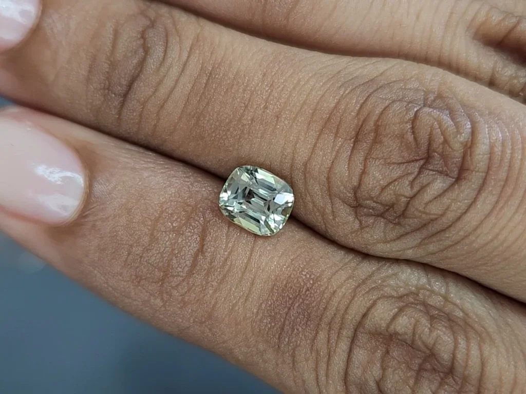 Vanadiumhaltiger chrysoberyll im kissenschliff von 1,52 karats, Madagaskar Image №2