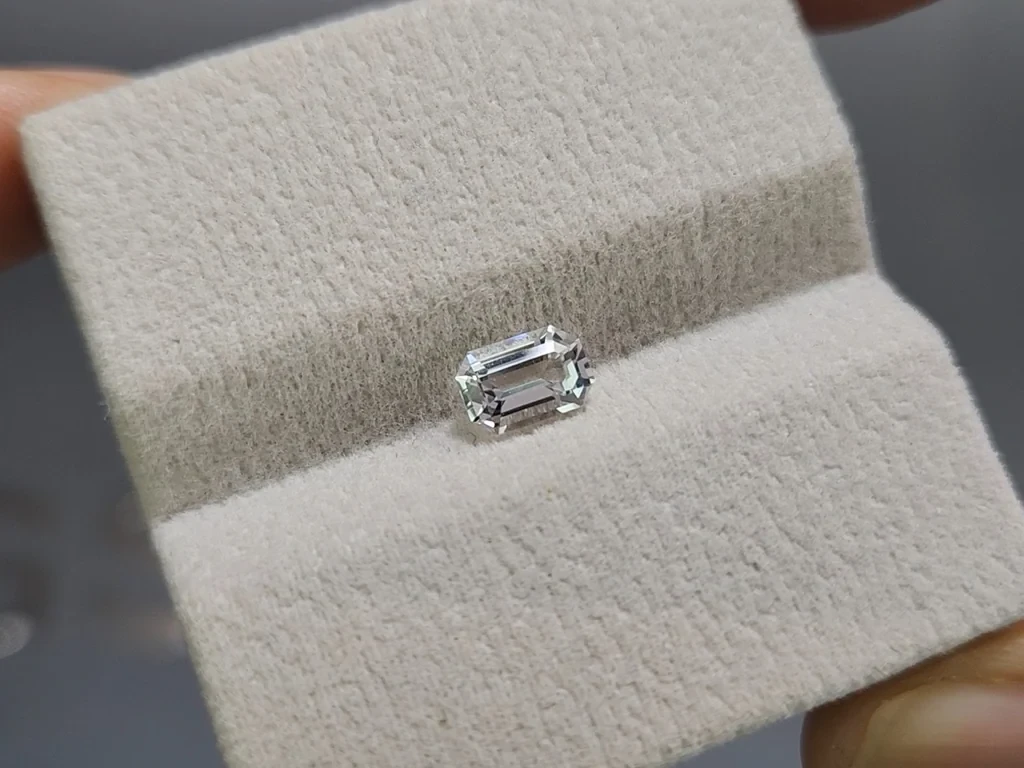 Kunzite light green octagon cut 0.83 carats, Pakistan Image №4