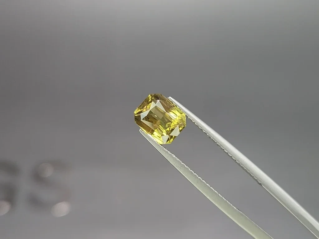 Unheated gelber grüner saphir im radiant schliff 2,52 karat, Madagaskar Image №3