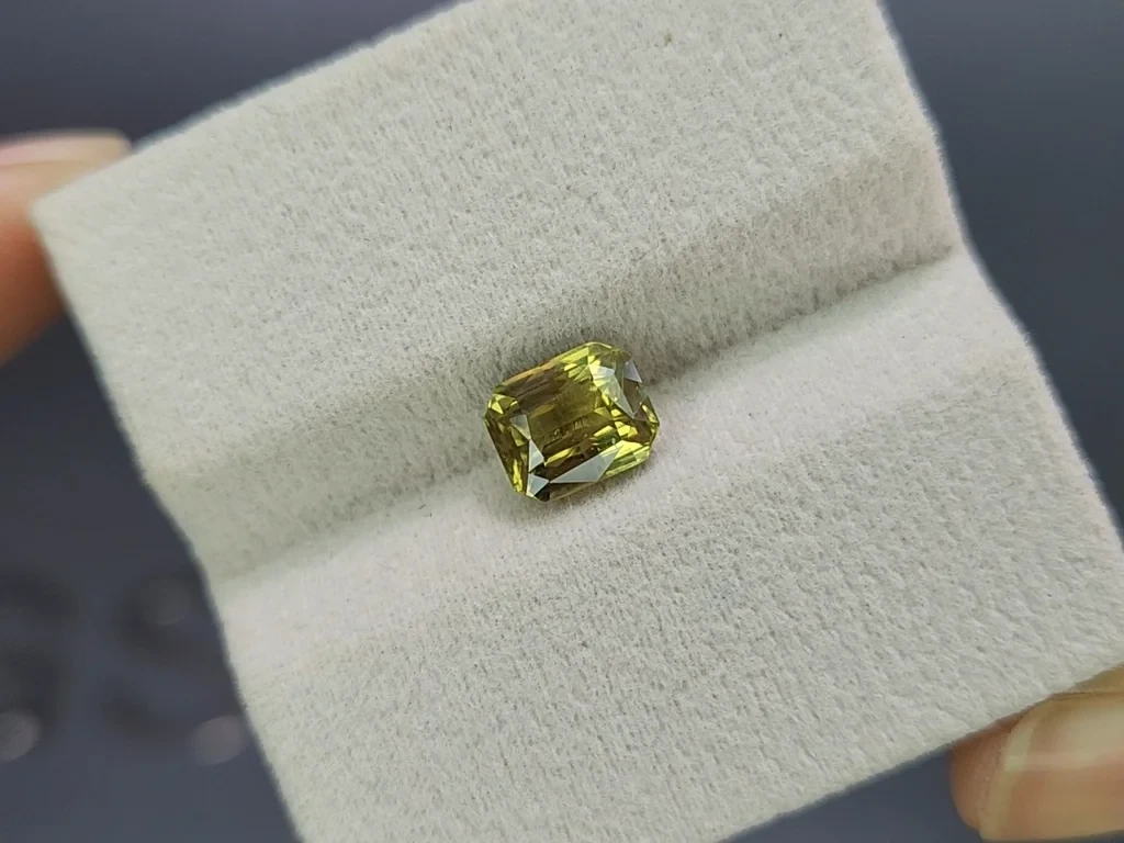 Unheated gelber grüner saphir im radiant schliff 2,52 karat, Madagaskar Image №4