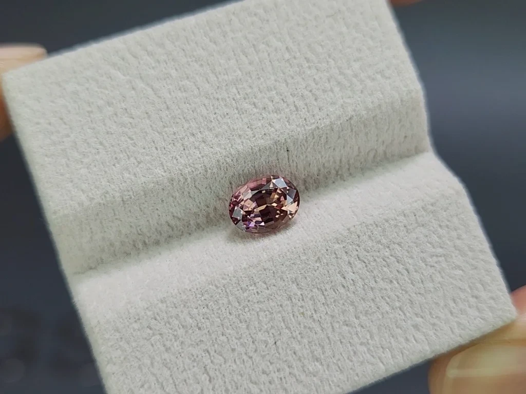 Granat mit farbwechsel-effekt, oval geschliffen 1,48 karat, Tansania Image №6