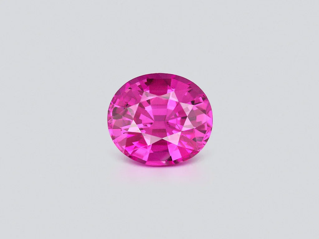 Rubellite taille ovale rose foncé 5,24 carats Image №1