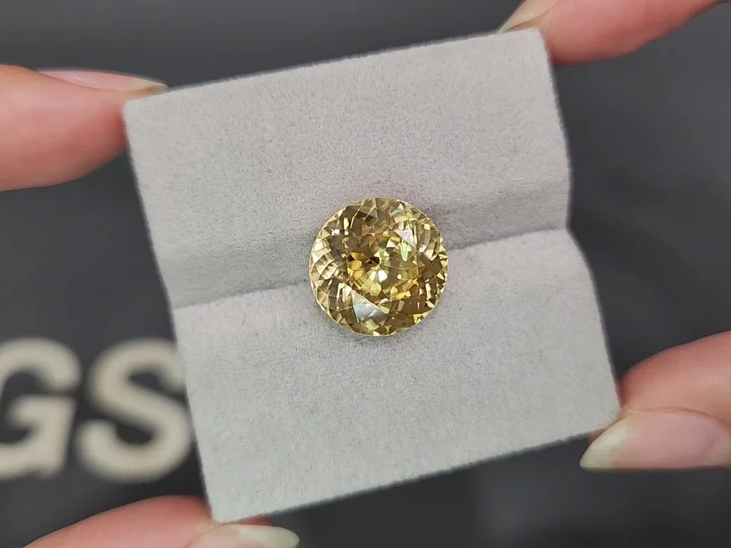 Grand zircon jaune taille ronde 11,79 carats, Tanzanie Image №4