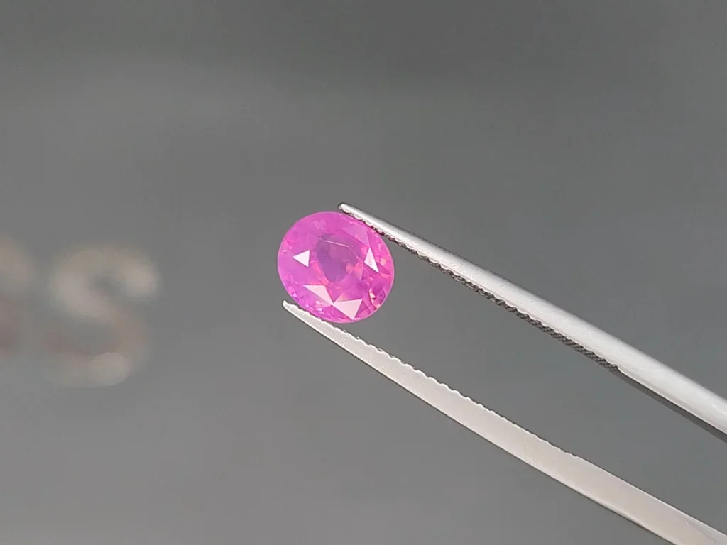 Zafiro de corte ovalado con efecto seda rutilado rosa intenso sin calentar 2,02 carats, Sri Lanka Image №3