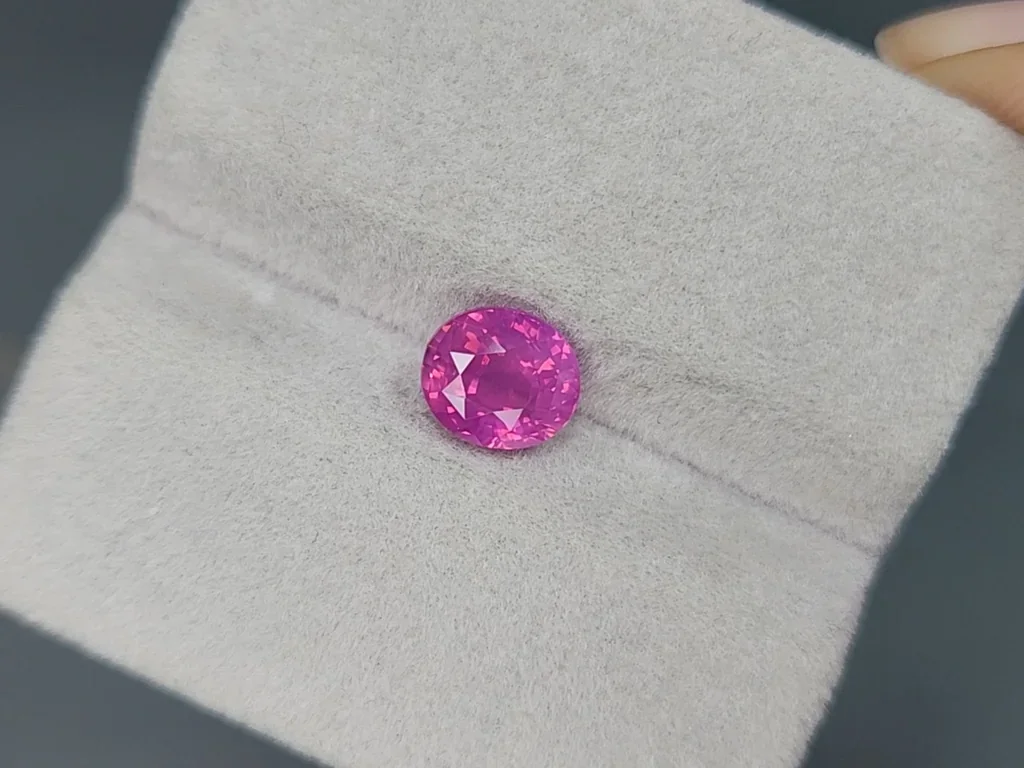 Zafiro de corte ovalado con efecto seda rutilado rosa intenso sin calentar 2,02 carats, Sri Lanka Image №4