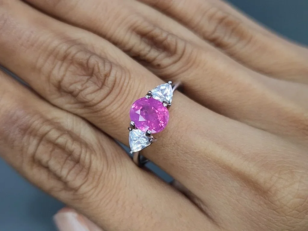 Zafiro de corte ovalado con efecto seda rutilado rosa intenso sin calentar 2,02 carats, Sri Lanka Image №5