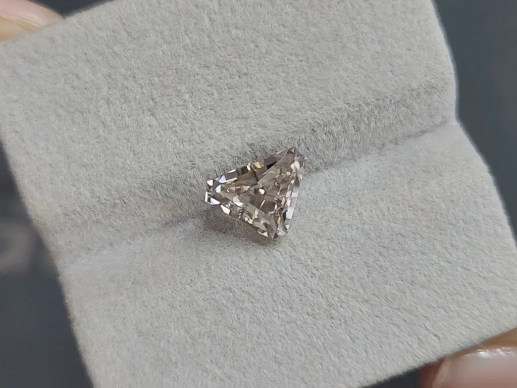 Zirkon im fancy schliff 3,25 karats, Afrika Image №4