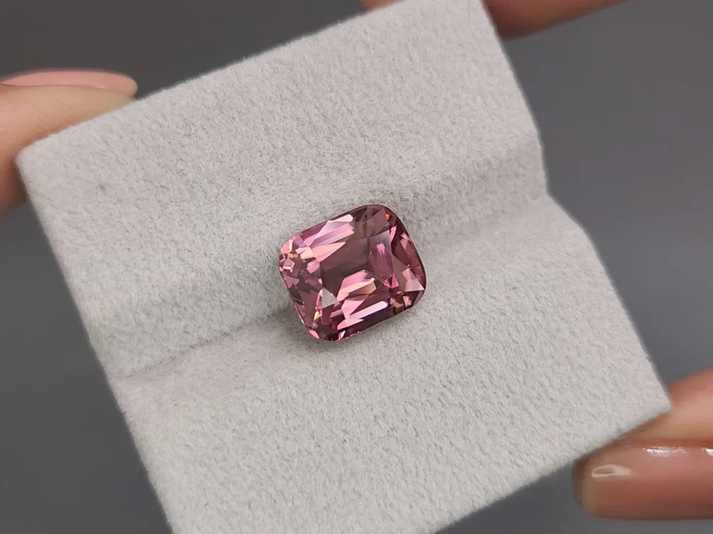 Pink-red cushion-cut natural zircon 8.17 carats, Sri Lanka Image №4