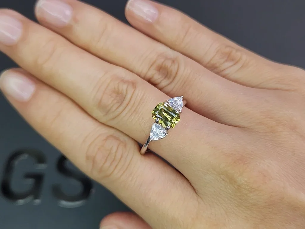 Grünlich gelber, strahlend geschliffener Saphir 1,25 Karat, Madagaskar Image №5