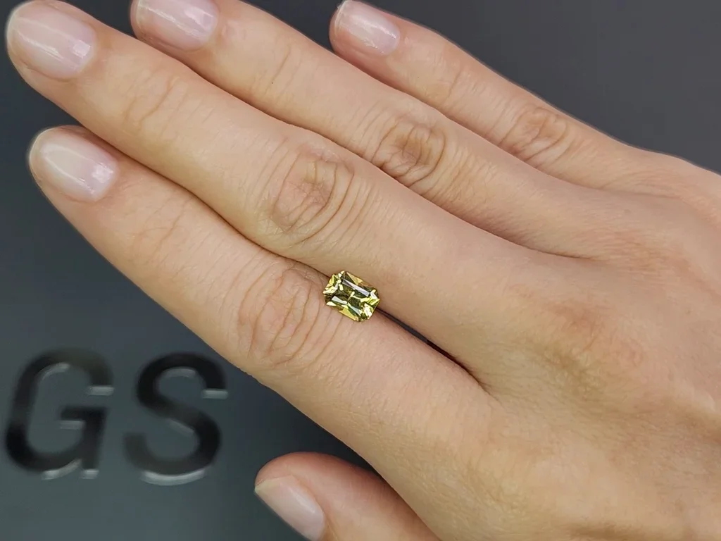 Grünlich gelber, strahlend geschliffener Saphir 1,25 Karat, Madagaskar Image №2