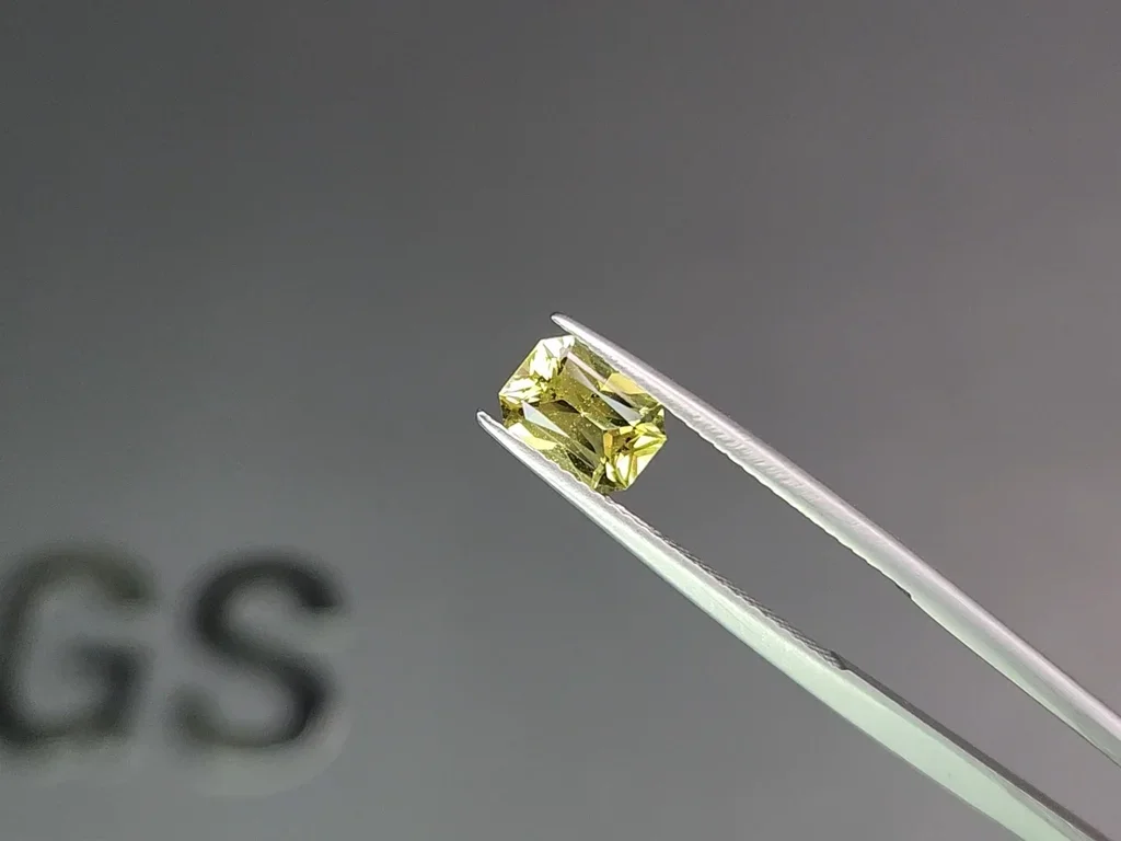 Grünlich gelber, strahlend geschliffener Saphir 1,25 Karat, Madagaskar Image №3