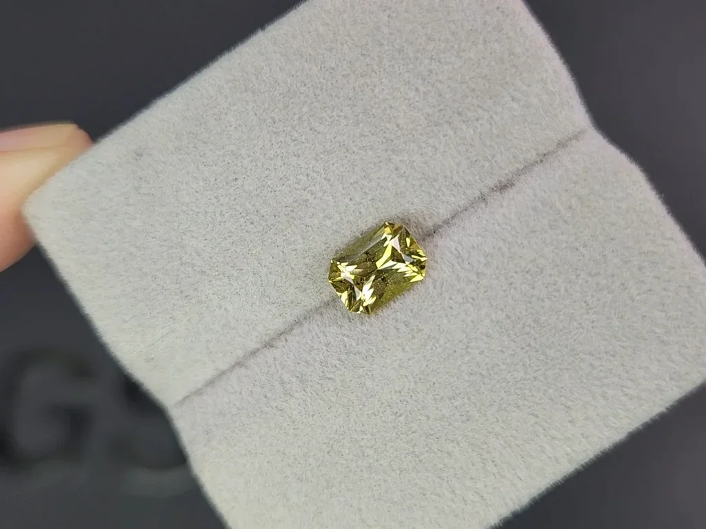 Grünlich gelber, strahlend geschliffener Saphir 1,25 Karat, Madagaskar Image №4