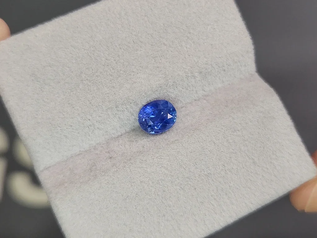 Zafiro azul aciano de talla ovalada sin calentar de 1,15 carats, de Sri Lanka Image №4