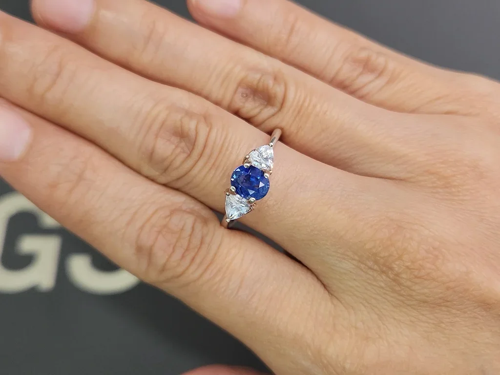 Zafiro azul aciano de talla ovalada sin calentar de 1,15 carats, de Sri Lanka Image №5