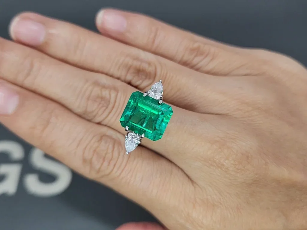 Emerald Vivid Green octagon cut 5.80 carats, Colombia Image №5