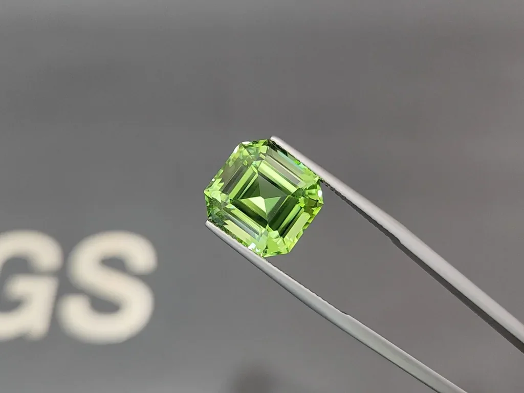 Peridoto verde de talla octogonal grande de 11,21 carats, Pakistán Image №3