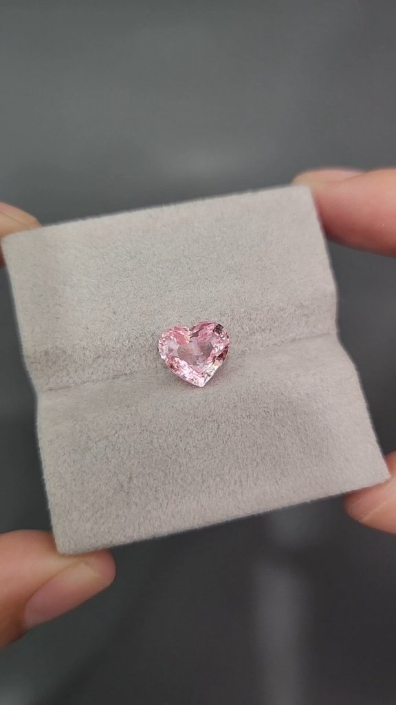 Saphir Padparadscha taille cœur non traité, 2,51 ct, Sri Lanka Image №2