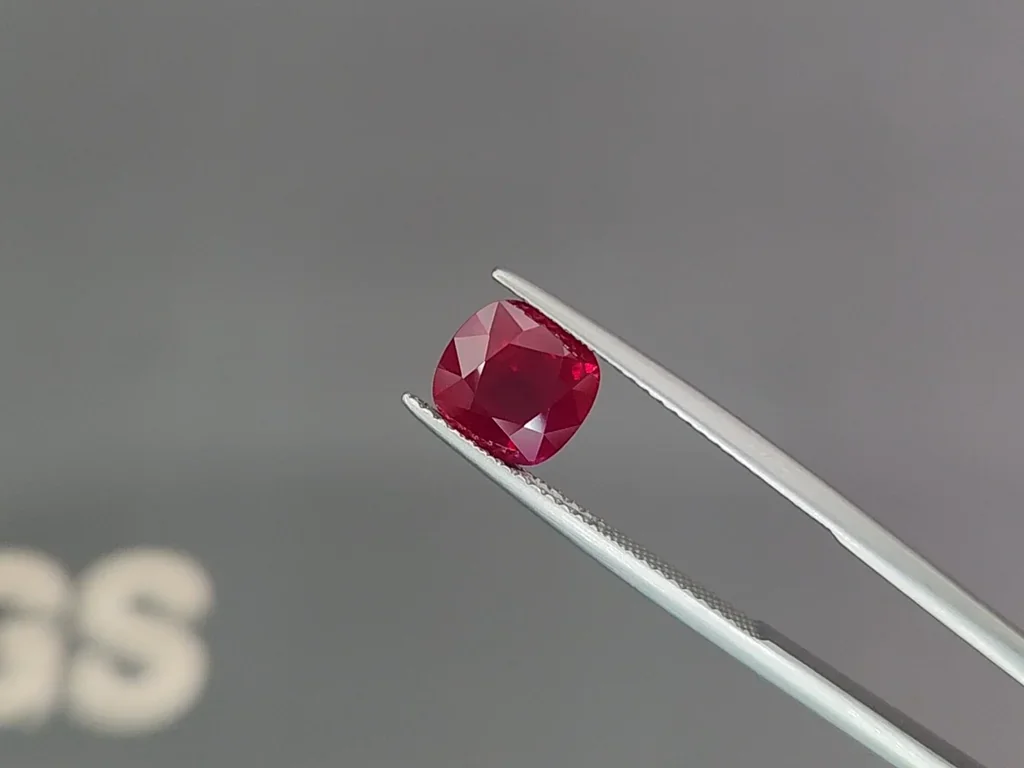 Pigoen Blood schwerer ungeheizter rutilrubin im kissenschliff 2,11 karats Burma (Mogok) Image №3