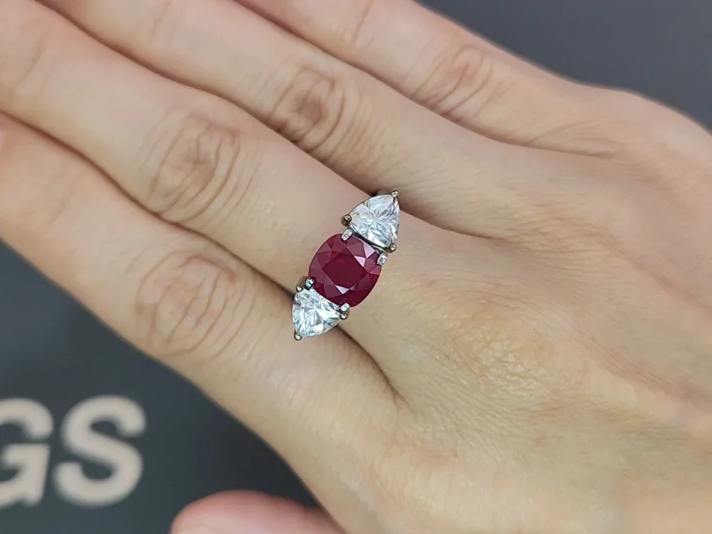 Pigoen Blood schwerer ungeheizter rutilrubin im kissenschliff 2,11 karats Burma (Mogok) Image №5