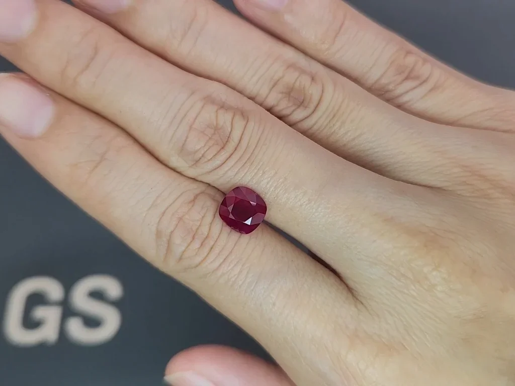 Pigoen Blood schwerer ungeheizter rutilrubin im kissenschliff 2,11 karats Burma (Mogok) Image №2