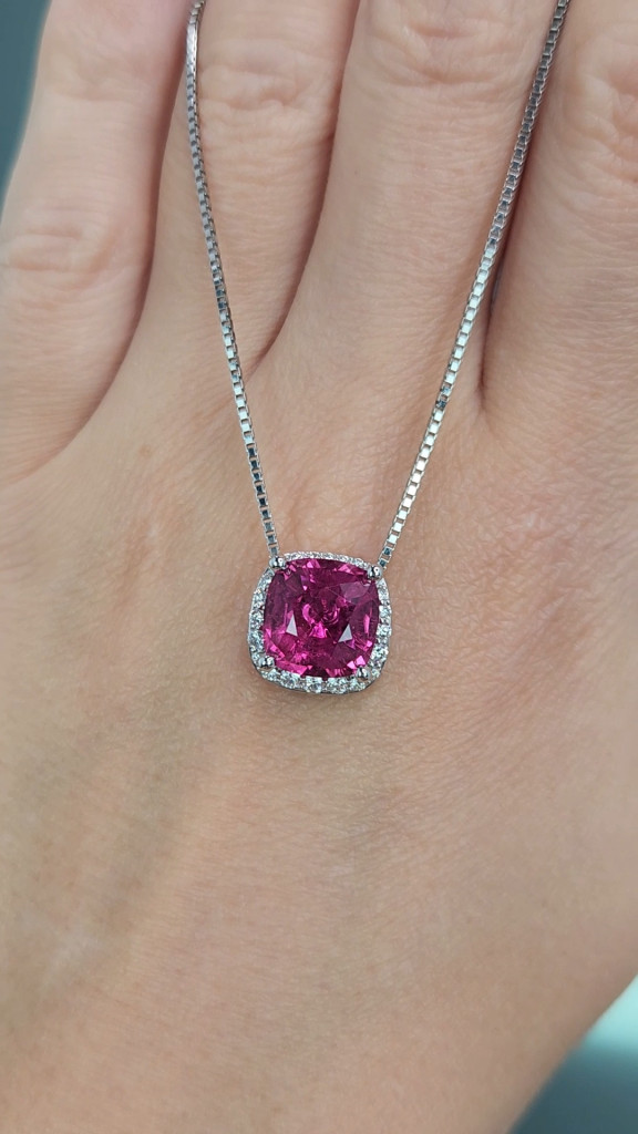 Pendentif en or blanc 18 carats serti d'une rubellite de 4,49 carats et de diamants Image №2