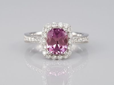 Ring with pink sapphire 1.41 ct and diamonds in 18K white gold photo