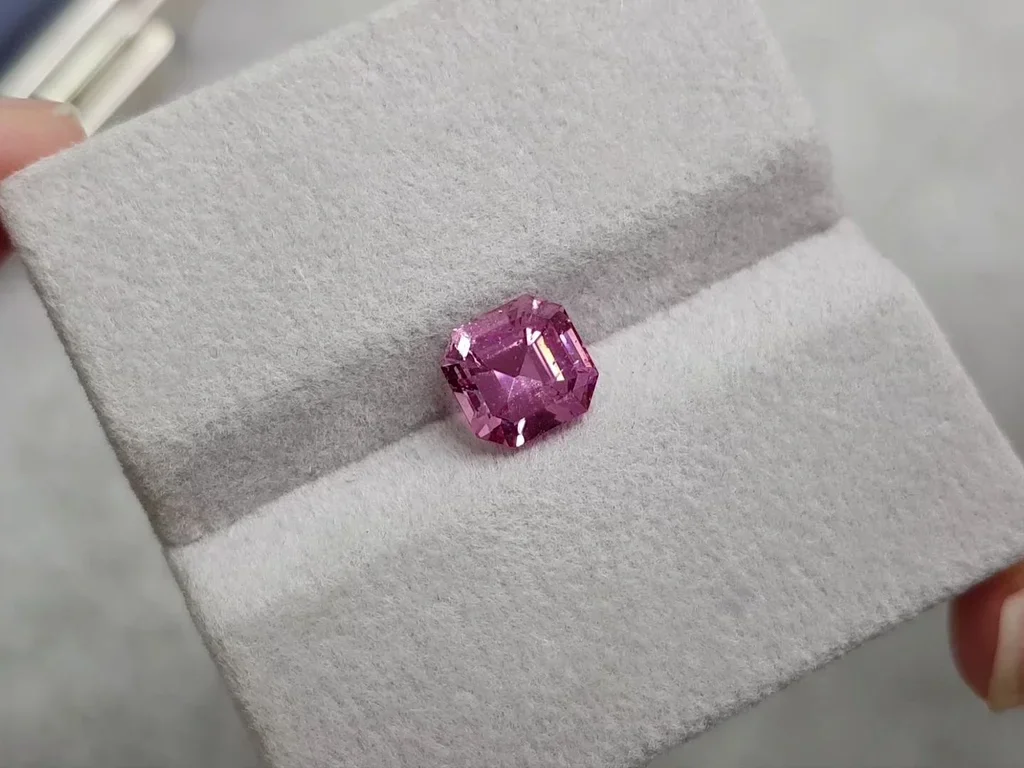 Spinelle rose taille octogonale 2,24 carats du Tadjikistan Image №2