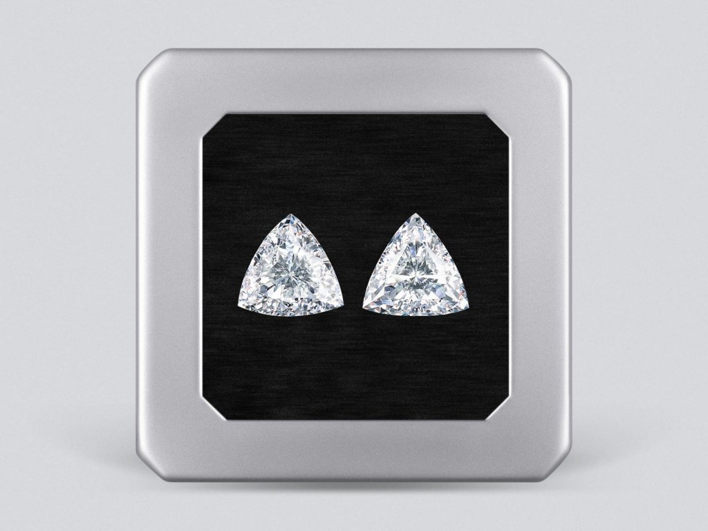 Pair of matching side diamonds F/VS 0.75 in trillion shape Image №1