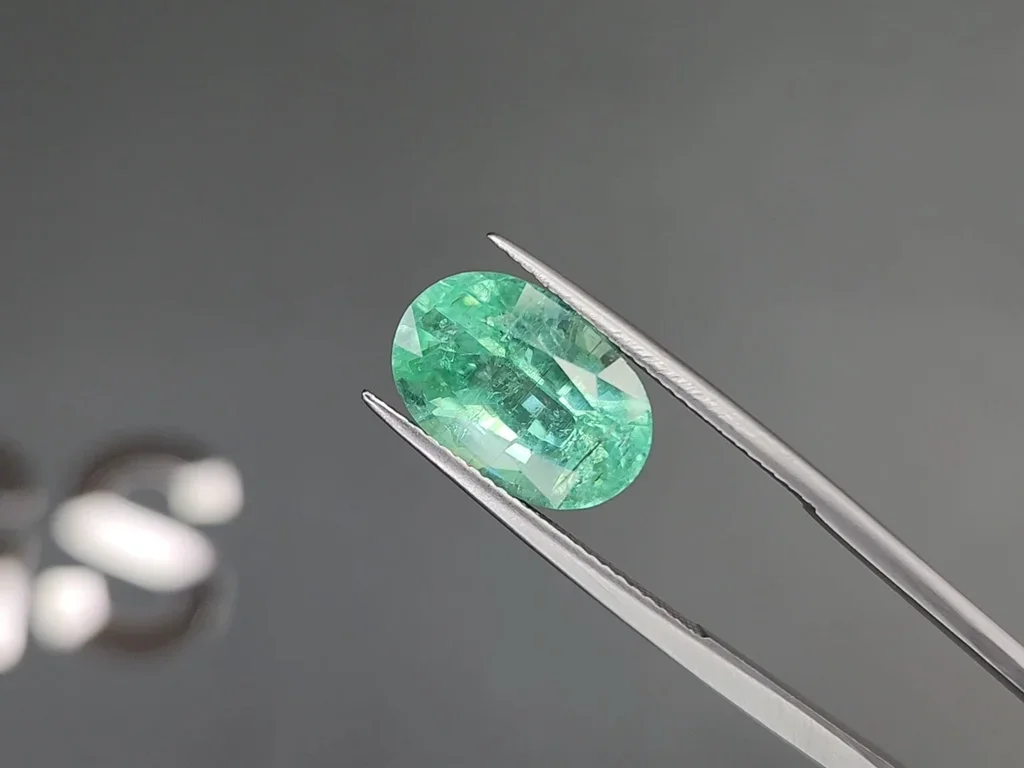 Tourmaline Paraiba bleu verdâtre fluo taille ovale 6,88 carats, Mozambique Image №3