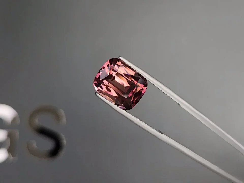 Rot-orangefarbener Turmalin im Kissenschliff, 9,63 Karat, Afrika Image №3