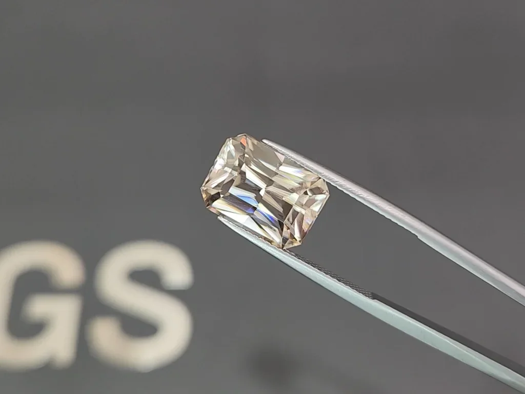 Grand zircon brun taille radiant 12,20 carats, Tanzanie Image №3