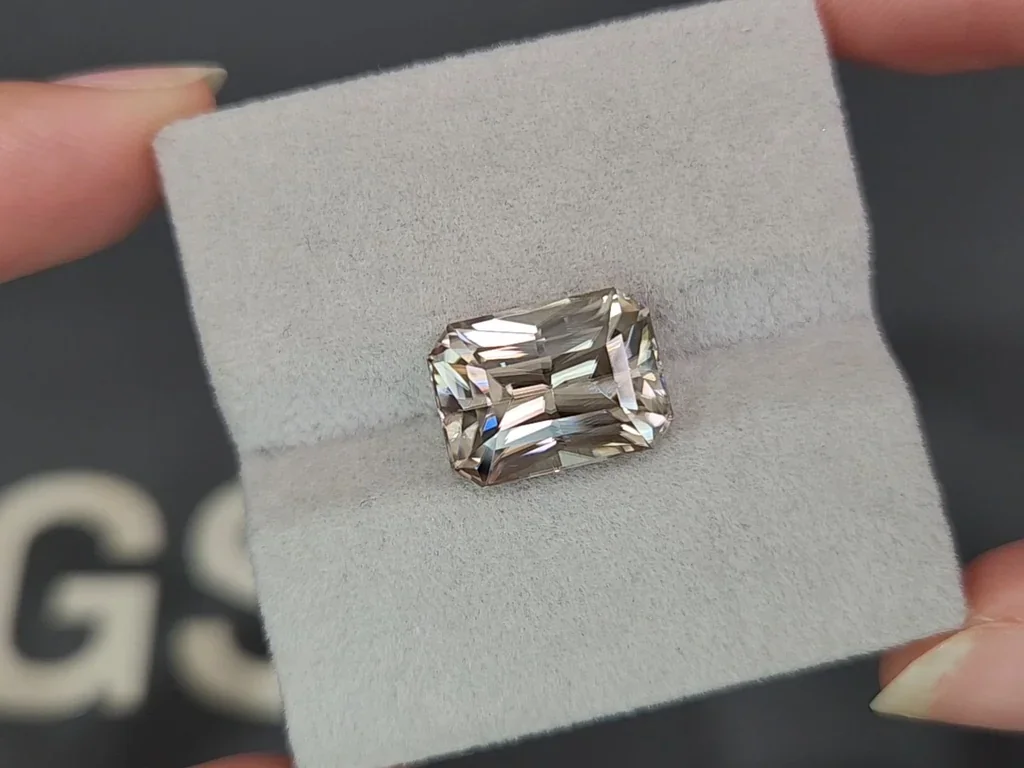 Grand zircon brun taille radiant 12,20 carats, Tanzanie Image №4