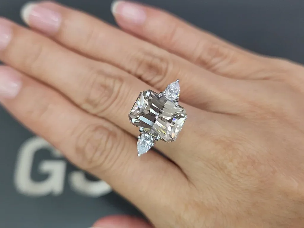 Grand zircon brun taille radiant 12,20 carats, Tanzanie Image №5