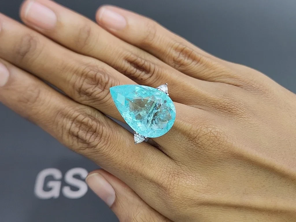 Une grande tourmaline Paraiba taillée en néon 23,08 carats, Mozambique Image №5