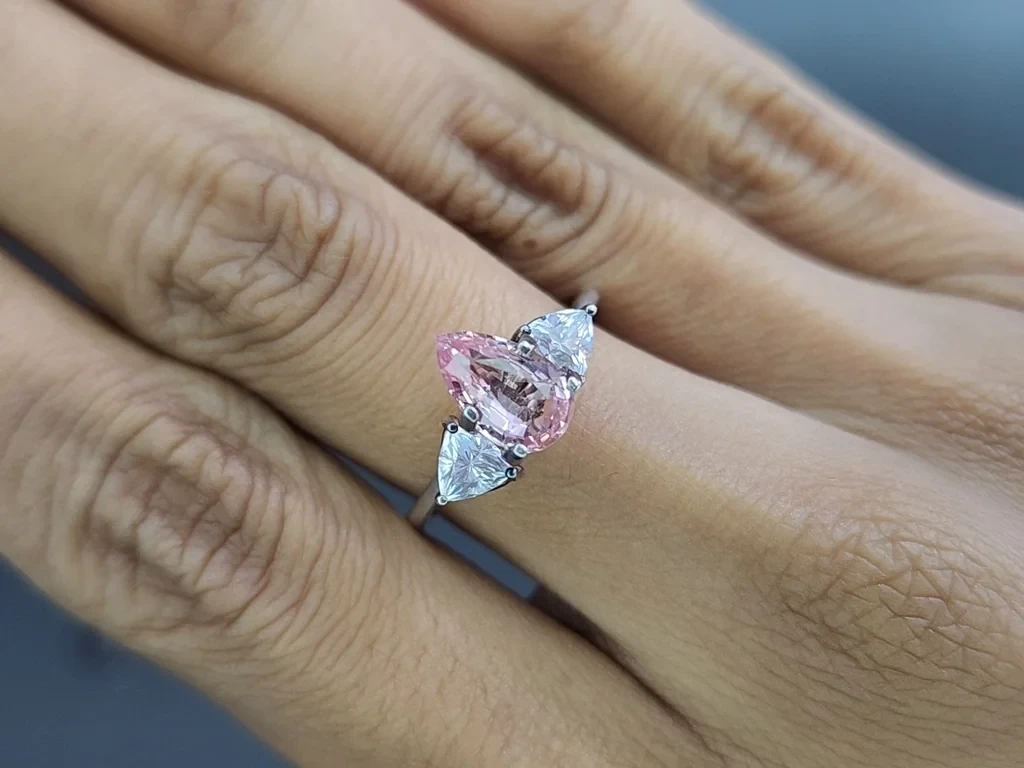 Unbehandelter Padparadscha saphir im birnenschliff 1,61 karat, Sri Lanka  Image №3