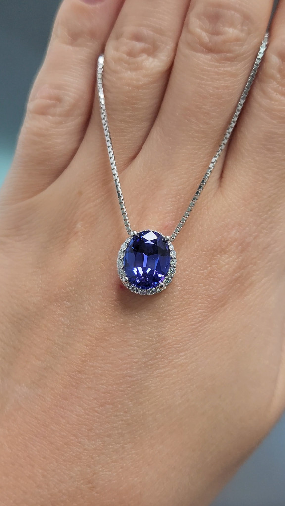 Pendentif en or blanc 18 carats serti d'une tanzanite de 4,82 carats et de diamants Image №3