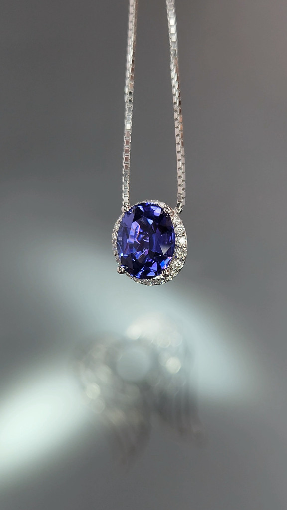Pendentif en or blanc 18 carats serti d'une tanzanite de 4,82 carats et de diamants Image №2