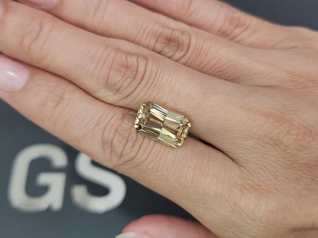 Circón amarillo talla radiante de 10,91 quilates, Tanzania Image №2