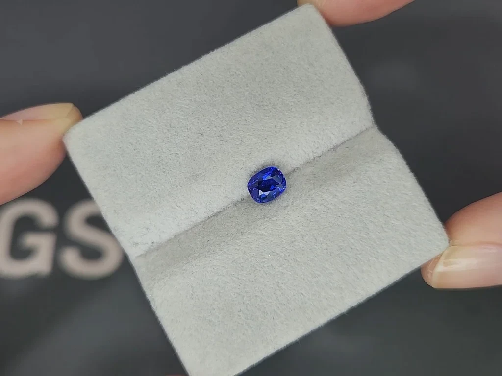 Sapphire Royal Blue cushion cut 0.90 carats, Sri Lanka  Image №4