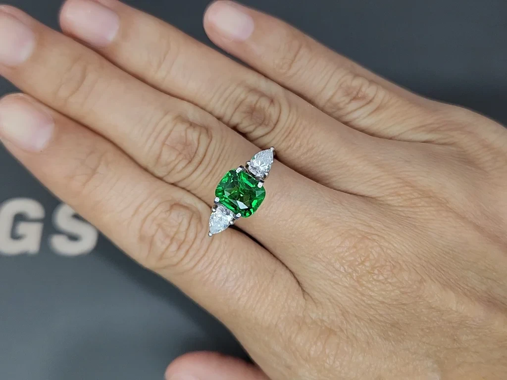 Garnet tsavorite Vivid Gree cushion cut 3.04 carats,  Africa Image №4