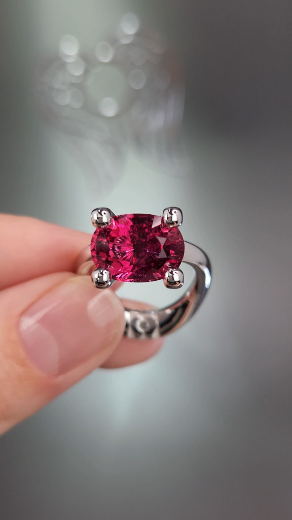 Ring mit einem 5,49-Karat-Rubellit-Turmalin aus 18-karätigem Weißgold Image №2
