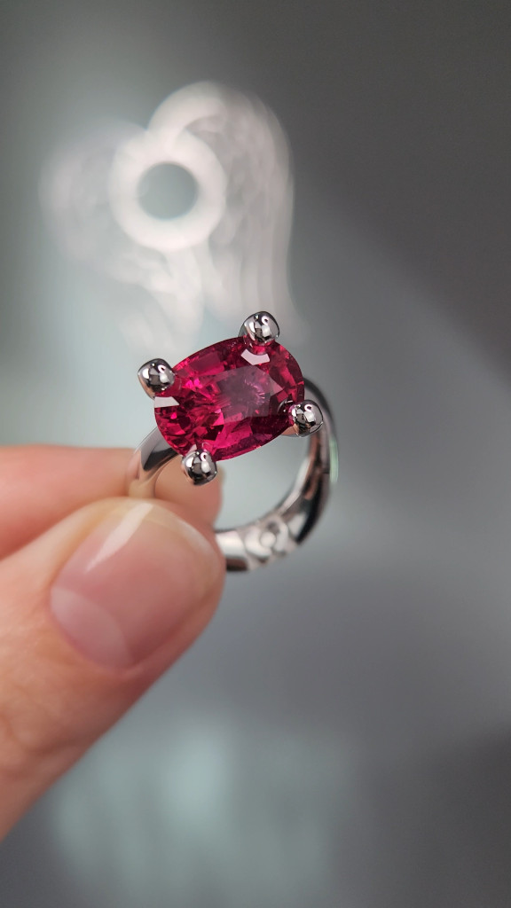 Ring mit einem 5,49-Karat-Rubellit-Turmalin aus 18-karätigem Weißgold Image №4