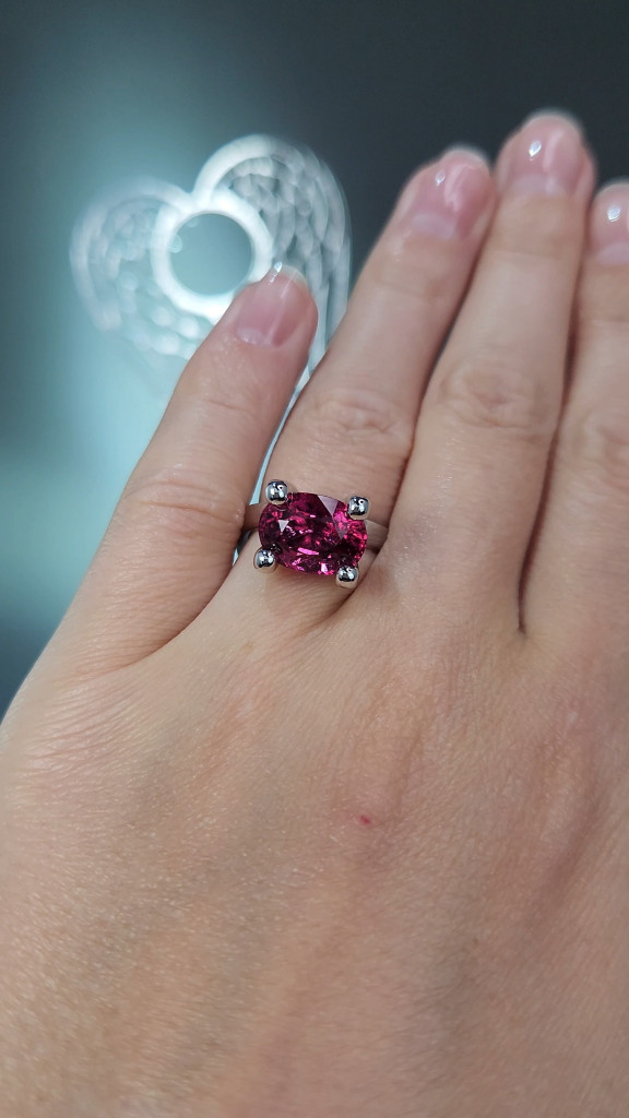 Ring mit einem 5,49-Karat-Rubellit-Turmalin aus 18-karätigem Weißgold Image №5