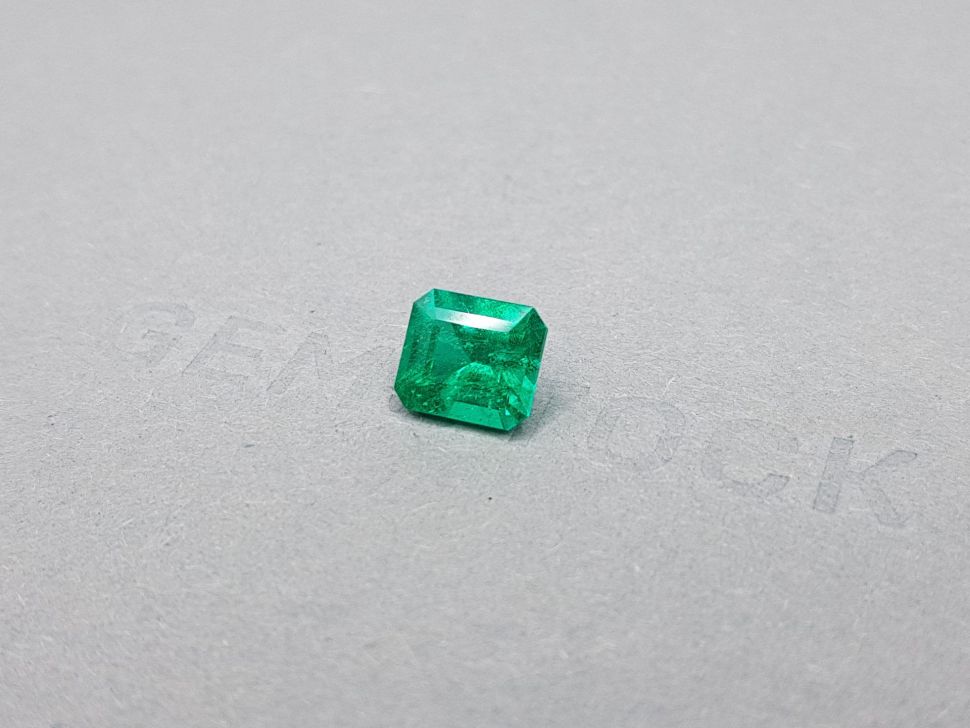 Colombian emerald octagon shape 1.99 ct, Muzo Green Image №3